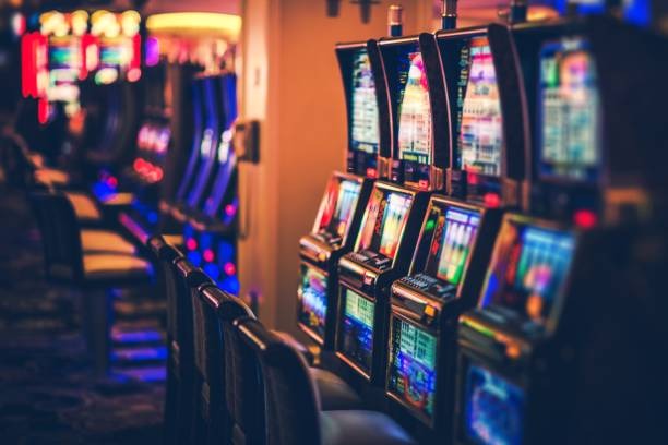 pengeluaran kingkong live-dealer roulette table with betting layout and chat panel